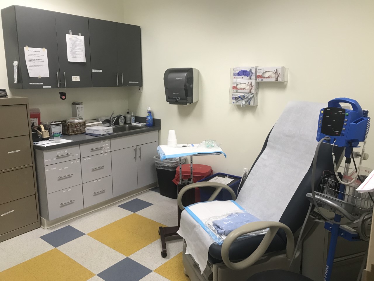 Medical examination room with equipment